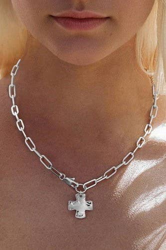 JOSSLYN by wall to wall - NOTABLE HAMMERED CROSS FRONT TOGGLE NECKLACE | 40NK9666