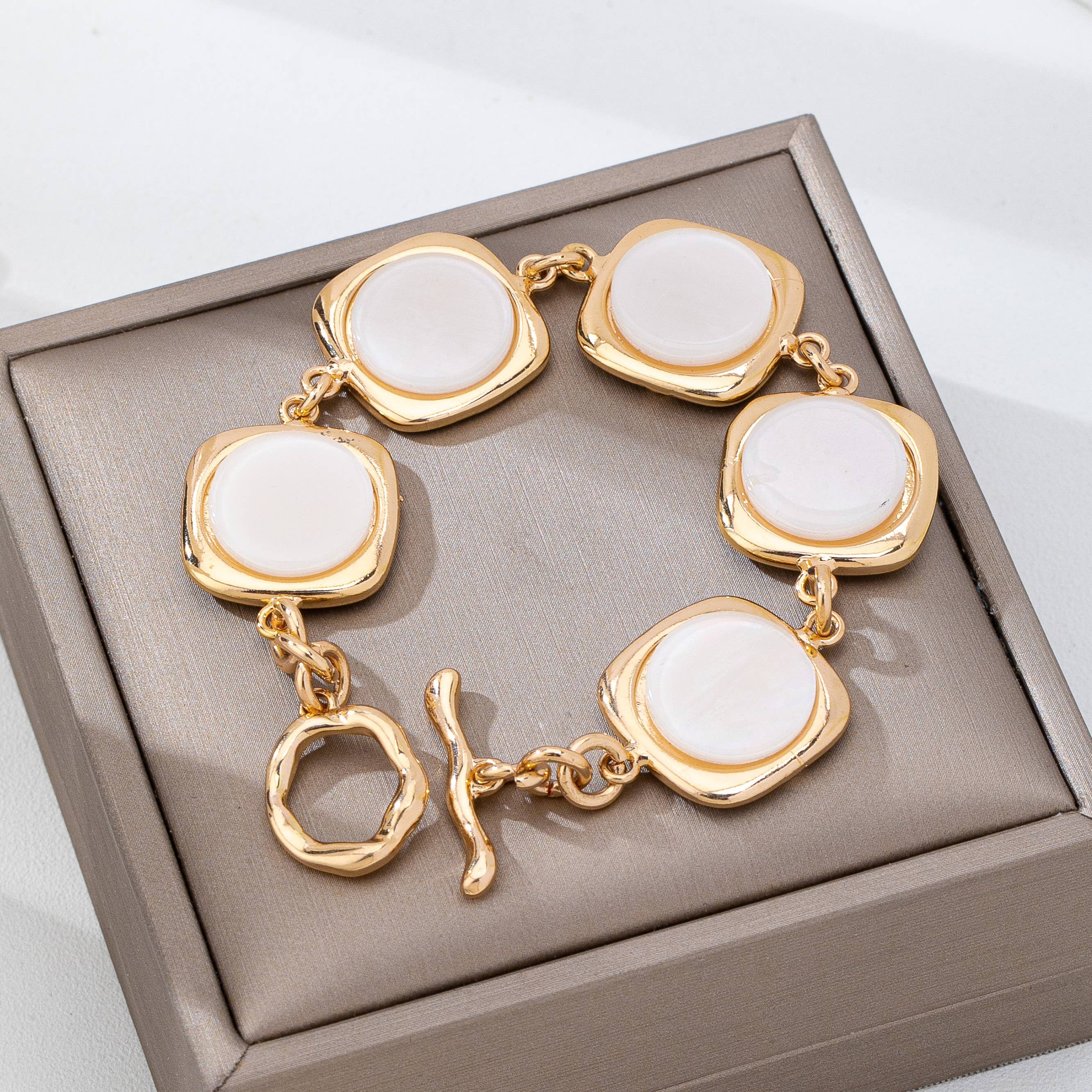 JOSSLYN by wall to wall - White Pearly Inlay Square Link Bracelet | 80B1752