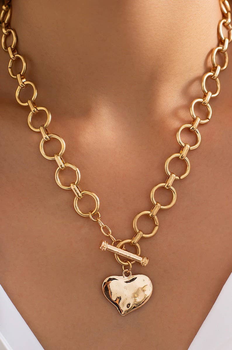 JOSSLYN by wall to wall - NOTABLE HAMMERED HEART FRONT TOGGLE NECKLACE | 40NK9476