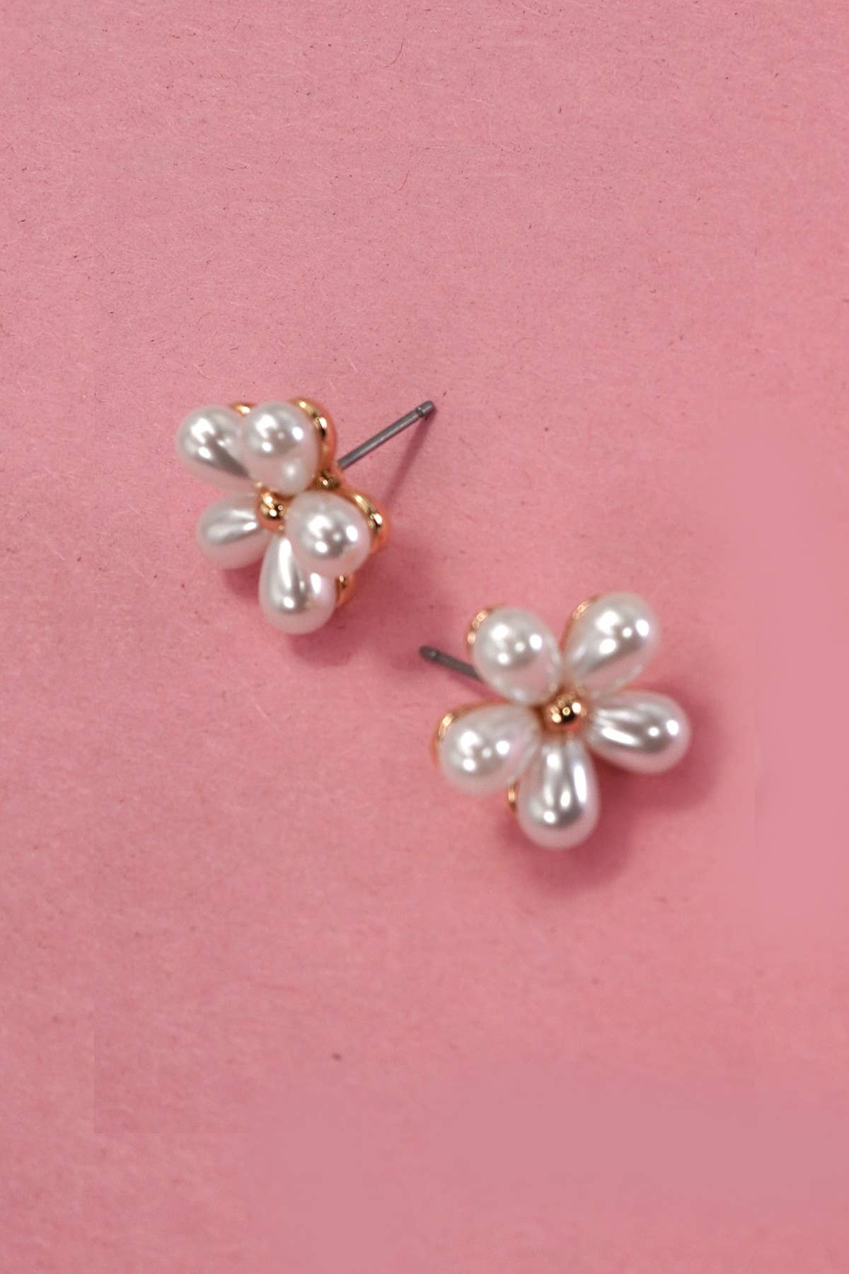 JOSSLYN by wall to wall - PEARL DAISY FLOWER STUD EARRINGS | 80E6657