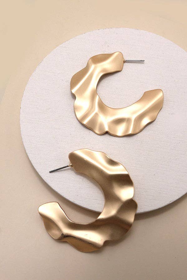 JOSSLYN by wall to wall - MATTE HAMMERED HOOP EARRINGS | 80E845