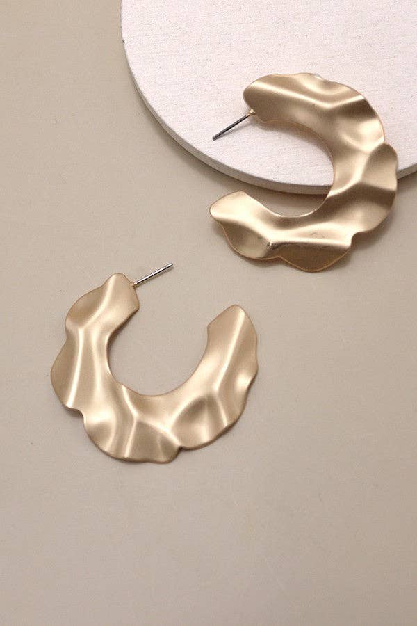 JOSSLYN by wall to wall - MATTE HAMMERED HOOP EARRINGS | 80E845