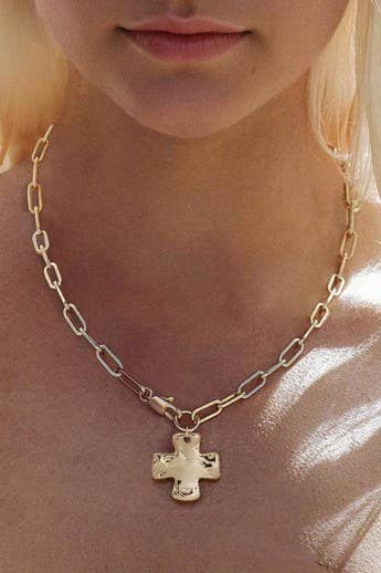 JOSSLYN by wall to wall - NOTABLE HAMMERED CROSS FRONT TOGGLE NECKLACE | 40NK9666