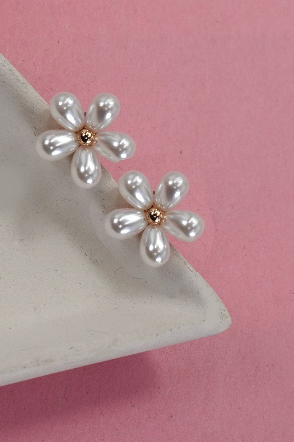 JOSSLYN by wall to wall - PEARL DAISY FLOWER STUD EARRINGS | 80E6657