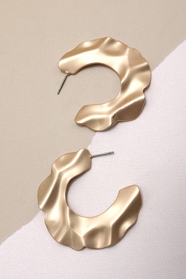 JOSSLYN by wall to wall - MATTE HAMMERED HOOP EARRINGS | 80E845